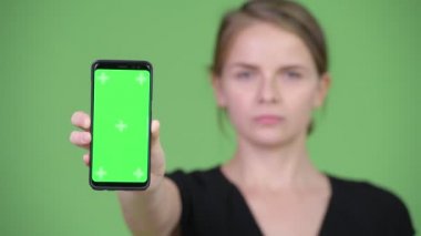 Genç mutlu güzel iş kadını gösteren telefon