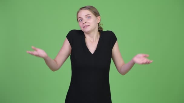 Jonge mooie zakenvrouw schouderophalend schouders — Stockvideo