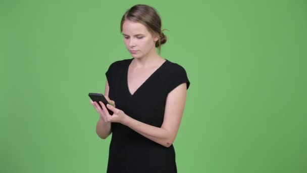Молода щаслива красива бізнес-леді використовує телефон — стокове відео
