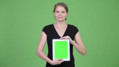 Genç mutlu işkadını gösteren dijital tablet
