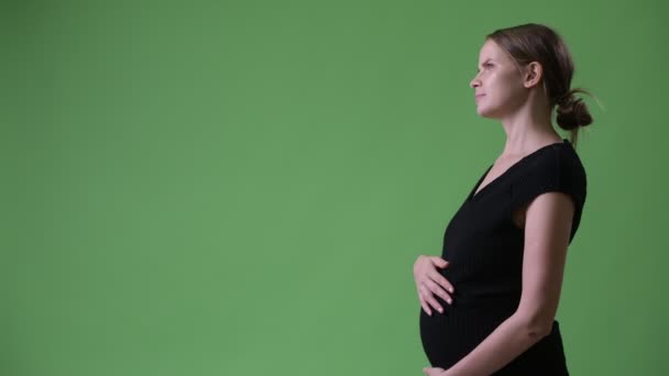 Visão de perfil de jovem bela mulher de negócios grávida pensando — Vídeo de Stock