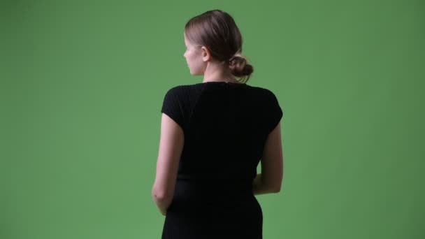 Vista trasera de la joven mujer de negocios embarazada hermosa mirando hacia atrás — Vídeos de Stock