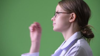 Genç güzel kadın doktor düşünme profili görünümü
