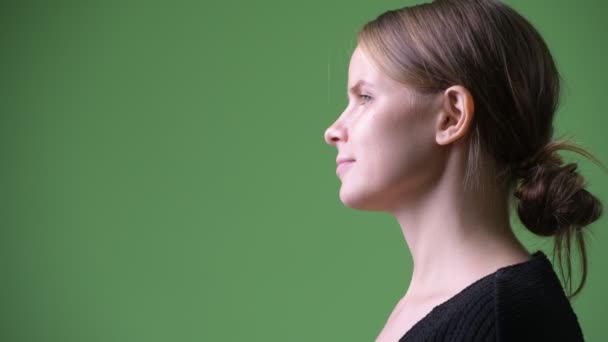 Vista del perfil de la cabeza de la joven mujer de negocios hermosa pensando — Vídeos de Stock