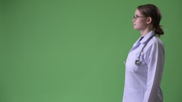 Visão de perfil de jovem mulher feliz médico sorrindo — Vídeo de Stock