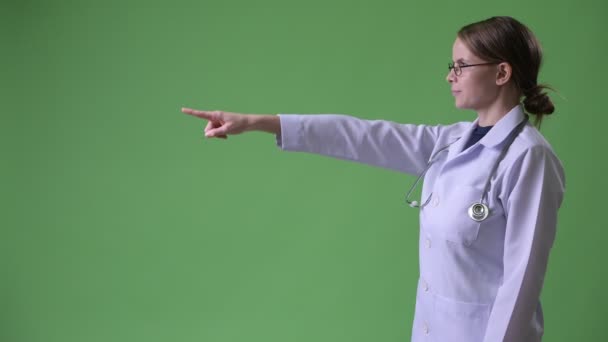 年轻快乐女医生指点手指的外形视图 — 图库视频影像