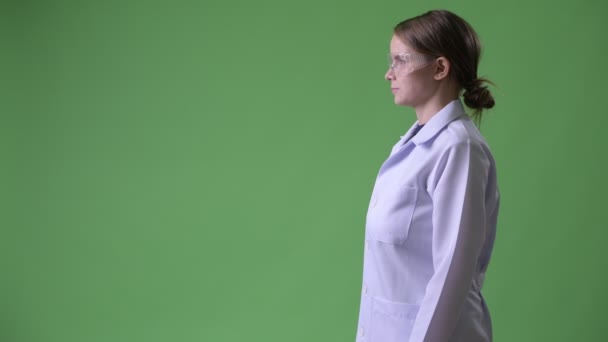 Προβολή προφίλ του γιατρού νεαρή όμορφη γυναίκα, φορώντας προστατευτικά γυαλιά — Αρχείο Βίντεο