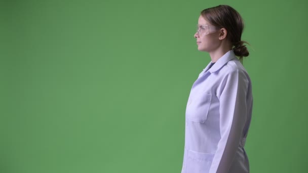 Hossz-szelvény nézet fiatal boldog nő orvos védő szemüveg — Stock videók