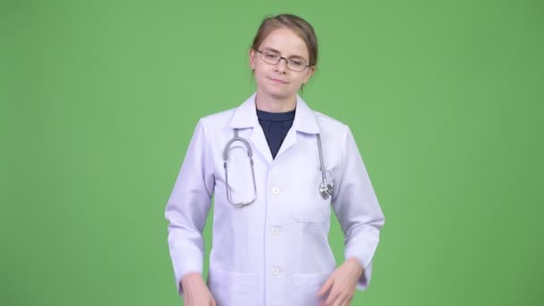 Mujer joven médico hombros encogiéndose de hombros — Vídeo de stock
