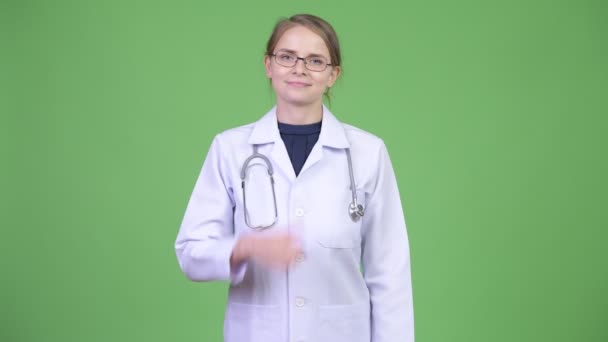 Jovem mulher feliz médico dando polegares para cima — Vídeo de Stock