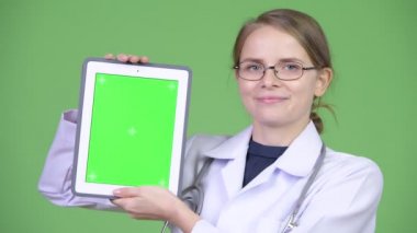 Mutlu kadın doktor gösteren dijital tablet