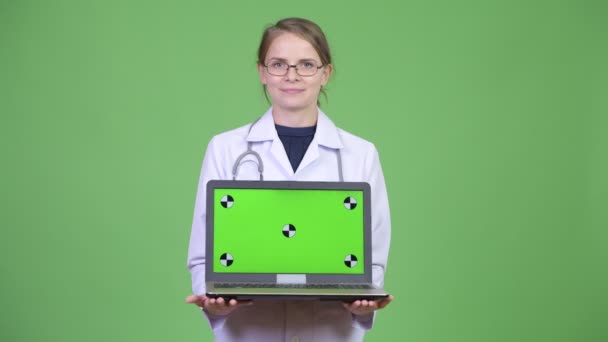 Ευτυχισμένη γυναίκα γιατρός δείχνει φορητό υπολογιστή — Αρχείο Βίντεο