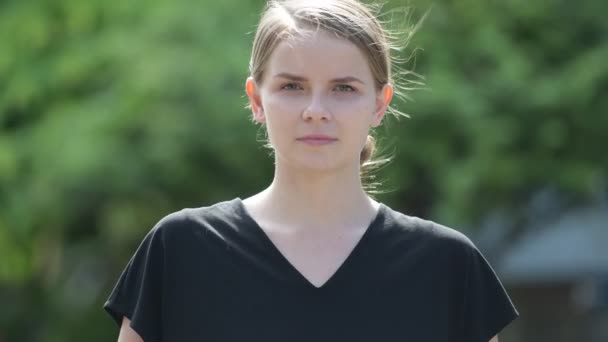 Joven feliz hermosa mujer sonriendo al aire libre — Vídeos de Stock