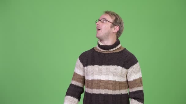 Studio záběr šťastný pohledný muž nakazí — Stock video