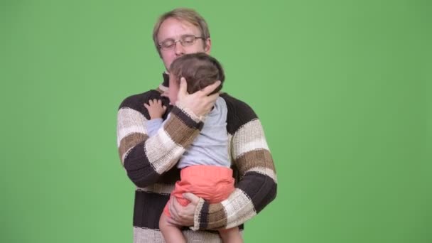工作室拍摄的父亲抱着他哭泣的婴儿儿子 — 图库视频影像