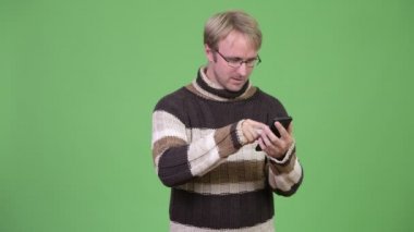 Telefon kullanıyorsanız ve kötü haber stresli adam stüdyo çekim