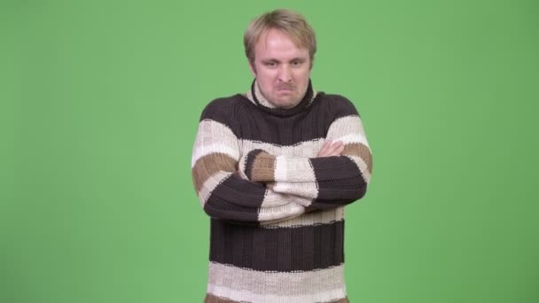 Студийный снимок стресса мужчины, выглядящего сердитым со скрещенными руками — стоковое видео