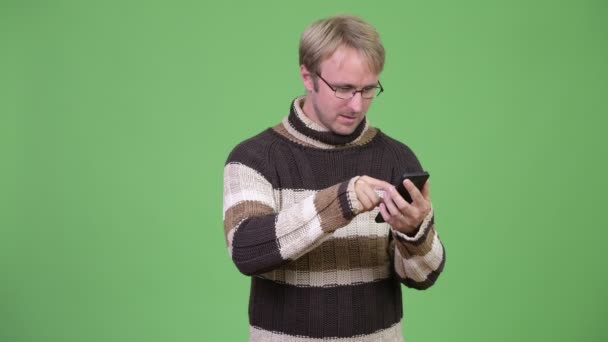 Студийный снимок стресса с помощью телефона и получение плохих новостей — стоковое видео
