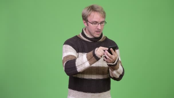 Студийный снимок стресса человека с помощью телефона и сердиться — стоковое видео