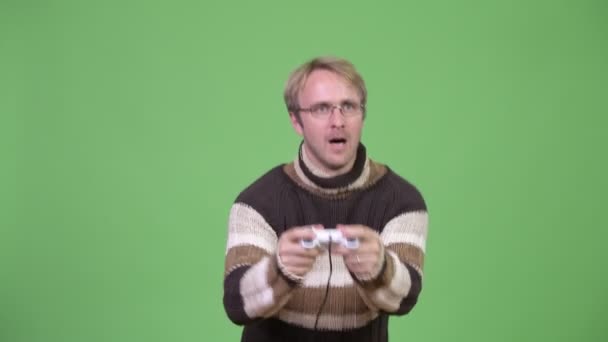 Студійний знімок стресового чоловіка, який грає в ігри і програє — стокове відео