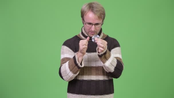 Estúdio tiro de homem bonito feliz brincando com fidget spinner — Vídeo de Stock