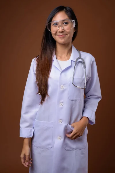 Studio Shot Jeune Belle Asiatique Femme Médecin Portant Des Lunettes — Photo