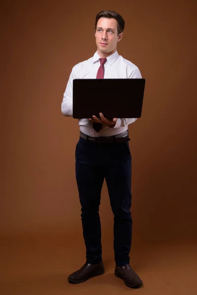 Estudio Tiro Joven Hombre Negocios Guapo Con Camisa Blanca Corbata —  Fotos de Stock