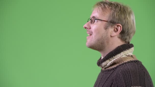 Kopfschuss Profil Ansicht des glücklichen gutaussehenden Mannes, der nach oben schaut — Stockvideo