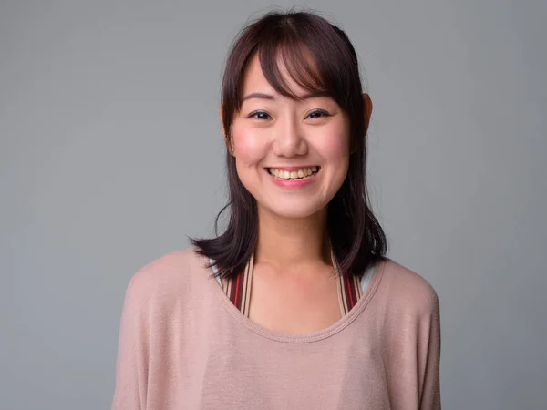 Studio Skott Vackra Japanska Kvinna Mot Vit Bakgrund — Stockfoto