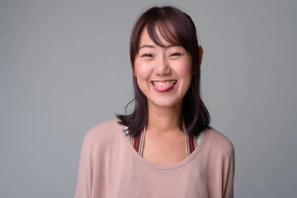 Retrato de bela mulher asiática com o cabelo amarrado — Fotografia de Stock