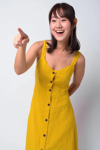 Retrato de bela mulher asiática vestindo vestido amarelo — Fotografia de Stock