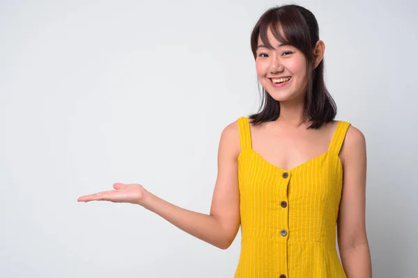 Retrato de bela mulher asiática vestindo vestido amarelo — Fotografia de Stock