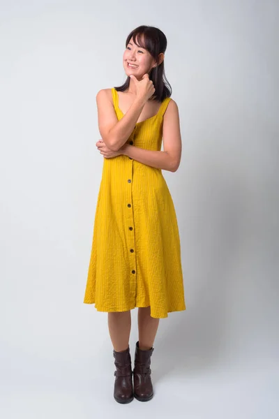黄色のドレスを着ている美しいアジアの女性の肖像画 — ストック写真