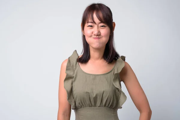 Portrét krásné asijské ženy proti bílým pozadím — Stock fotografie