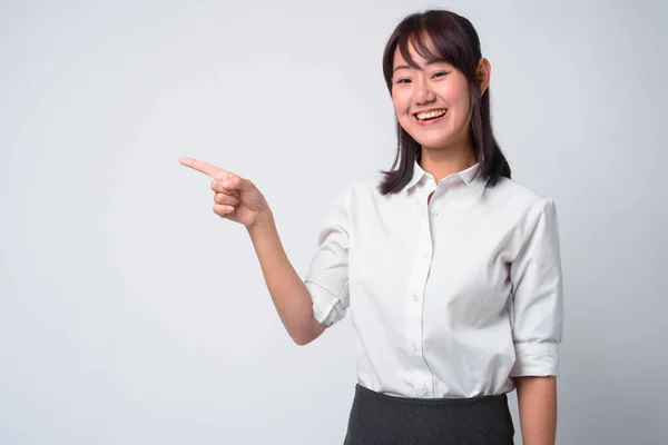 Porträt der schönen asiatischen Geschäftsfrau vor weißem Hintergrund — Stockfoto