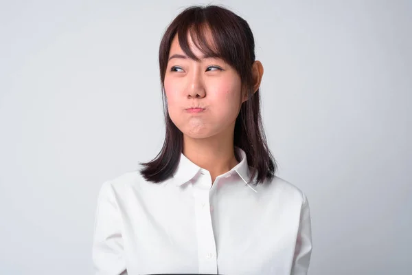 Retrato de hermosa mujer de negocios asiática sobre fondo blanco —  Fotos de Stock