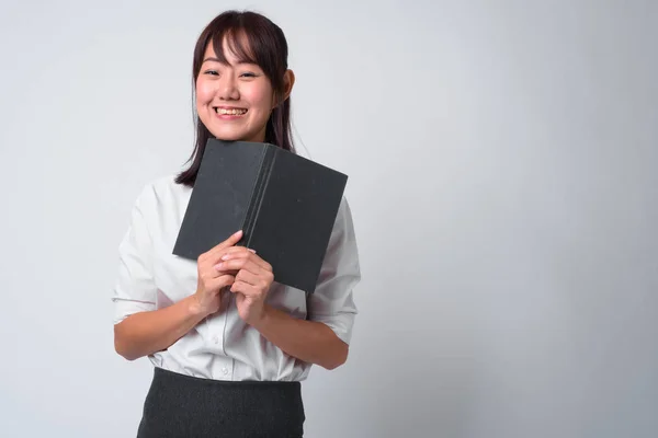 Porträt der schönen asiatischen Geschäftsfrau vor weißem Hintergrund — Stockfoto