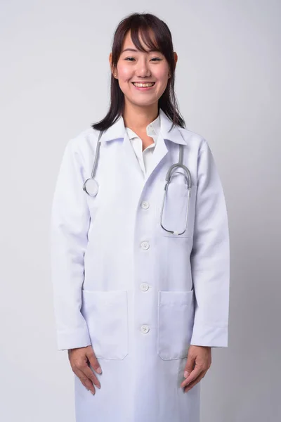 Портрет красиві азіатські жінки лікаря на білому тлі — стокове фото