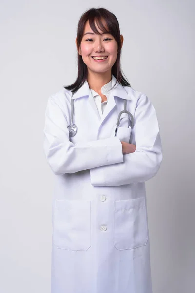 Retrato de bela mulher asiática médico contra fundo branco — Fotografia de Stock