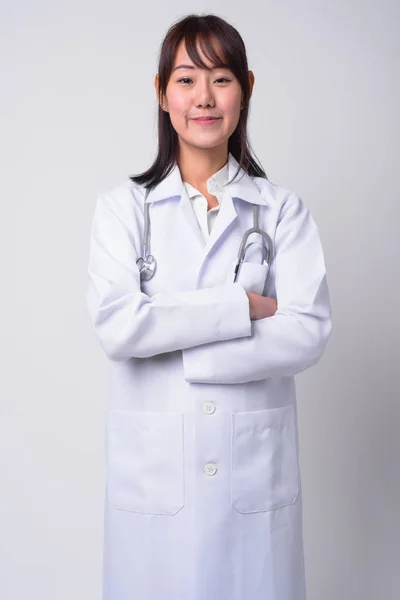 Retrato de bela mulher asiática médico contra fundo branco — Fotografia de Stock