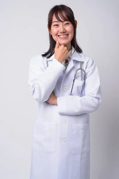 Retrato de bela mulher asiática médico contra fundo branco — Fotografia de Stock