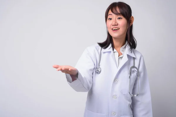 Portret pięknej Azjatki kobiety lekarz na białym tle — Zdjęcie stockowe