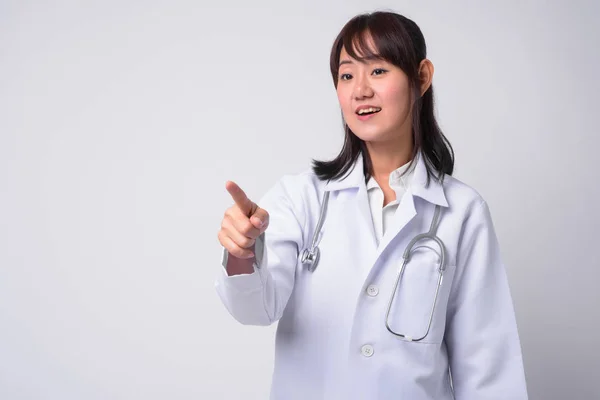 Güzel Bir Japon Kadın Doktor Beyaz Arka Plan Stüdyo Çekim — Stok fotoğraf