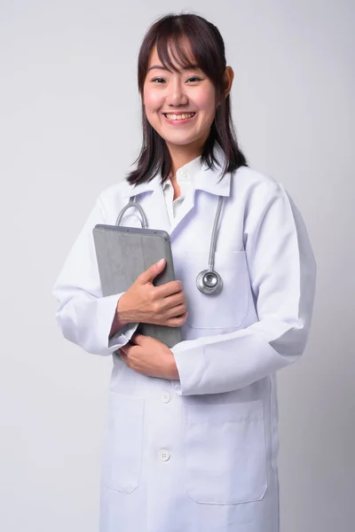 Portrait de belle femme asiatique médecin sur fond blanc — Photo