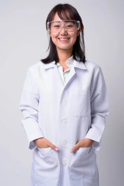 保護メガネを身に着けている美しいアジアの女性医師の肖像画 — ストック写真
