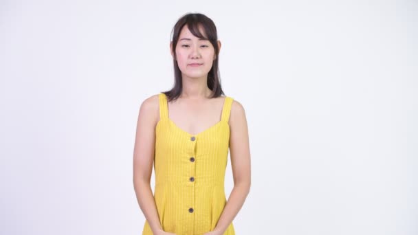 Ευτυχής όμορφη γυναίκα της Ασίας με σταυρωμένα τα χέρια — Αρχείο Βίντεο