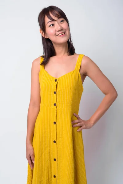 Портрет красиві азіатські жінки носять жовте плаття — стокове фото