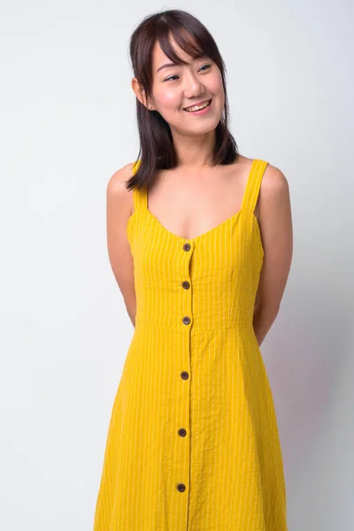 Retrato de bela mulher asiática vestindo vestido amarelo — Fotografia de Stock