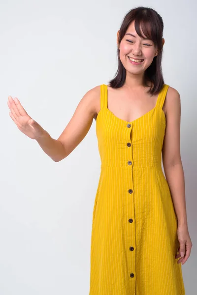 Retrato de bela mulher asiática vestindo vestido amarelo — Fotografia de Stock