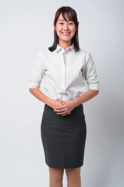 Porträtt av vackra asiatiska affärskvinna mot vit bakgrund — Stockfoto